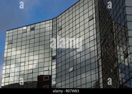 Lumière du soleil et nuages gris se reflétant sur les fenêtres à l'extérieur du Crowne Plaza, Harrogate, North Yorkshire, Angleterre, Royaume-Uni. Banque D'Images