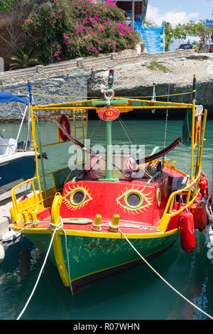 Bateau de pêche colorés du port d'Agia Galini, à Rethymnon, Crète, Région (Crète), Grèce Banque D'Images