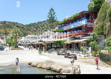 Vue sur le village à partir de la promenade du port, Agia Galini, Rethimno Région, Crète (Crète), Grèce Banque D'Images