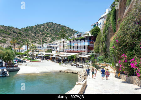 Village et promenade du port vue, Agia Galini, Rethymnon, Crète Région (Crète), Grèce Banque D'Images