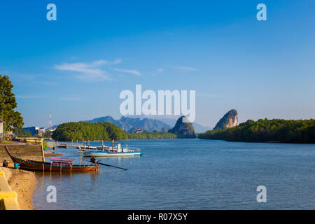 Vue sur montagnes Khao Khanab Nam de Krabi dans le sud de la Thaïlande. Prises dans le magnifique paysage de la forêt de mangroves et de la rivière Nam Pak en Asie du sud-est. Banque D'Images