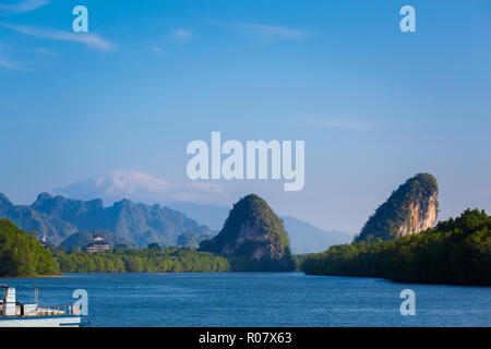 Vue sur montagnes Khao Khanab Nam de Krabi dans le sud de la Thaïlande. Prises dans le magnifique paysage de la forêt de mangroves et de la rivière Nam Pak en Asie du sud-est. Banque D'Images