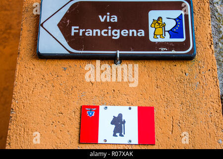 Panneau de flèche de la Via Francigena, ancien chemin de pèlerinage à travers l'Italie et la france Banque D'Images