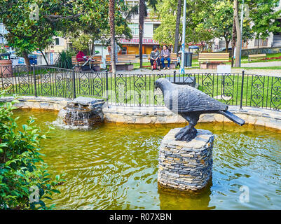 Un corbeau sur un banc de parc Dogancilar. Uskudar. Istanbul, Turquie. Banque D'Images