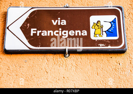 Panneau de flèche de la Via Francigena, ancien chemin de pèlerinage à travers l'Italie et la france Banque D'Images