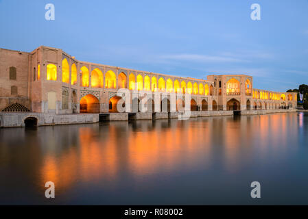 Khaju-Bridge après le coucher du soleil à Isfahan, Iran Banque D'Images