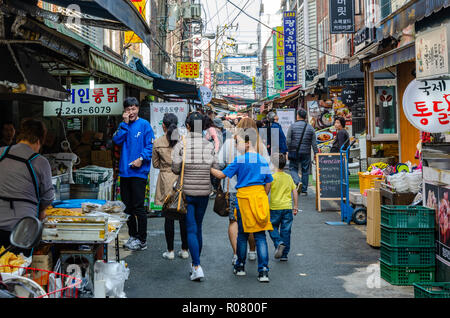 Vue le long d'une longue allée bordée de stands dans le marché couvert, Bupyeong Marché Khangtong à Busan, Corée du Sud. Banque D'Images