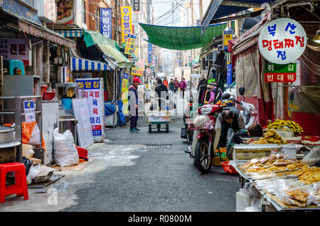 Vue le long d'une longue allée bordée de stands dans le marché couvert, Bupyeong Marché Khangtong à Busan, Corée du Sud. Banque D'Images