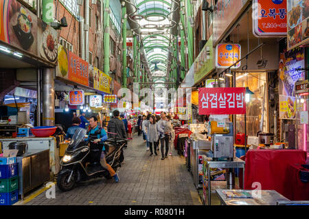 Vue le long d'une longue allée bordée de stands dans le marché couvert, Bupyeong Marché Khangtong à Busan, Corée du Sud. Banque D'Images