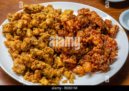 Poulet frit dans une sauce d'épices sont couramment disponibles dans la rue en Corée du mangé ici à un petit café. Banque D'Images