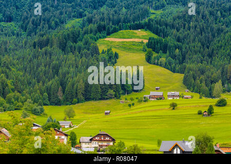 Maison traditionnelle des Alpes, chalet en bois. Alpes paysage, Green grass, pelouse et de beaux paysages alpins Banque D'Images