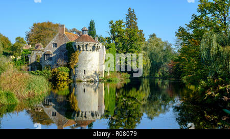 Couleurs d'automne et le soleil sur l'ancien château dans le parc de Scotney, East Sussex, UK Banque D'Images