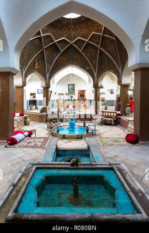 KASHAN, IRAN - le 27 août 2016 : Maison de thé traditionnelle 'Khan', ancien Hamam dans le vieux bazar de Kashan Banque D'Images