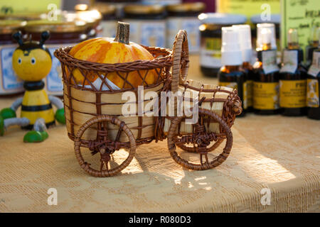 Modèle d'une voiture en osier et en bois utilisés comme décoration dans une position de marché. Banque D'Images