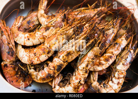 Royal grillé appétissant de crevettes. Seafood Grill sur la cuisinière, sur le marché de l'alimentation de rue. Banque D'Images