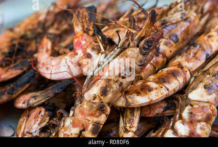 Royal grillé appétissant de crevettes. Seafood Grill sur la cuisinière, sur le marché de l'alimentation de rue. Banque D'Images