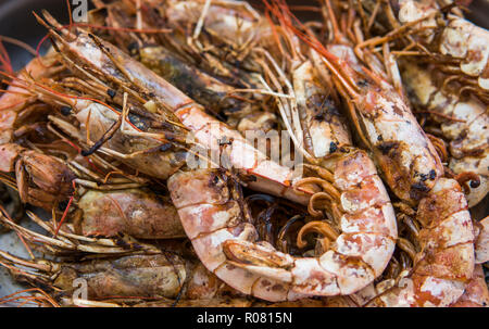 Royal grillé appétissant de crevettes. Seafood Grill sur la cuisinière, sur le marché de l'alimentation de rue. Banque D'Images