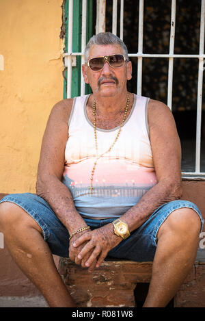 TRINIDAD, CUBA - Apr 02, 2017 : un cubain avec accessoires d'or assis à Trinité Banque D'Images