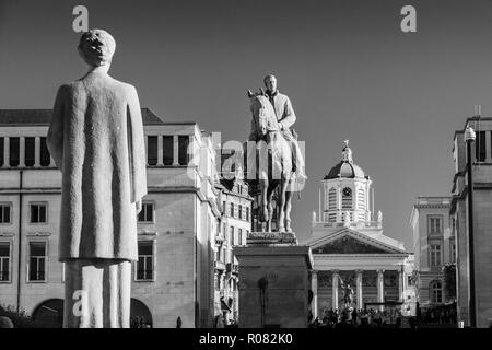 Bruxelles statue du roi Albert et La Reine Elisabeth de Belgique, noir et blanc Banque D'Images