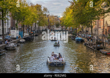 Les bateaux à voile touristique dans un canal à Amsterdam Banque D'Images