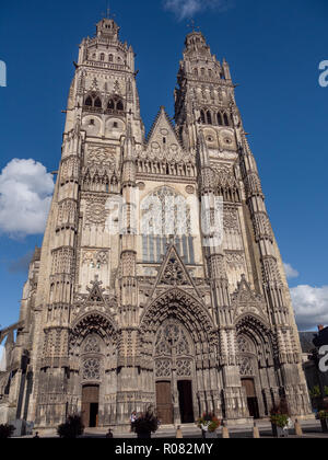Cathédrale de Tours est une église catholique située à Tours, Indre-et-Loire, France. Son nom en français est la cathédrale Saint-Gatien de Tours. Il est déd