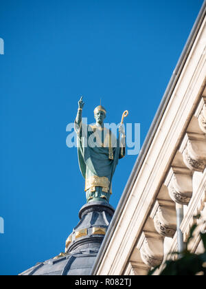 Statue au-dessus de la basilique de St Martin. C'est une basilique catholique romaine dédiée à Saint Martin de Tours, en France, dont la tombe sur elle a été construite. Banque D'Images