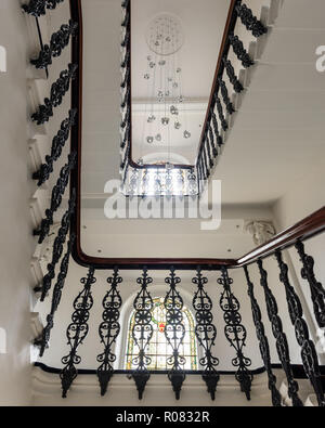 Voir l'escalier ci-dessous Banque D'Images