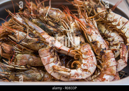 Royal grillé appétissant de crevettes. Seafood Grill sur la cuisinière, sur le marché de l'alimentation de rue. Banque D'Images