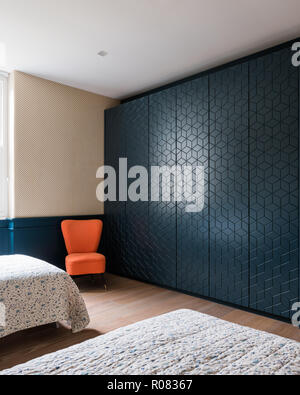 Chambre minimaliste avec chaise Banque D'Images