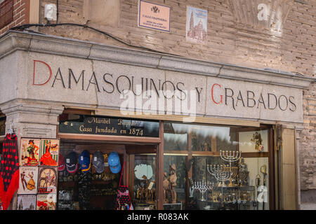 Tolède, Espagne - 28 Avril 2018 : Vitrine d'une boutique de souvenirs dans le centre historique de la ville un jour de printemps Banque D'Images