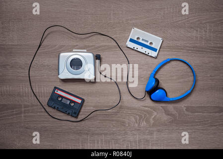 Walkman cassette vintage, et casque sur l'arrière-plan en bois Banque D'Images