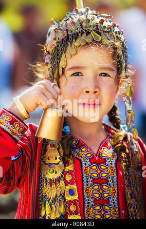 Fille turkmène en vêtements traditionnels en turkmène Sahra, le Golestan Provine d'Iran Banque D'Images