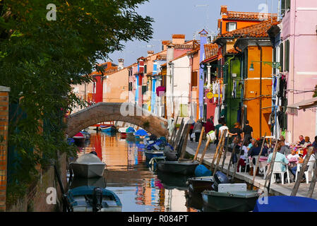 Vue sur le canal de la maisons peintes de couleurs vives sur l'île de Burano, dans la lagune de Venise Italie Banque D'Images