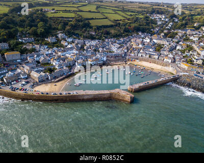 Vue aérienne de Mousehole surplombant le village et le port de pêche Banque D'Images