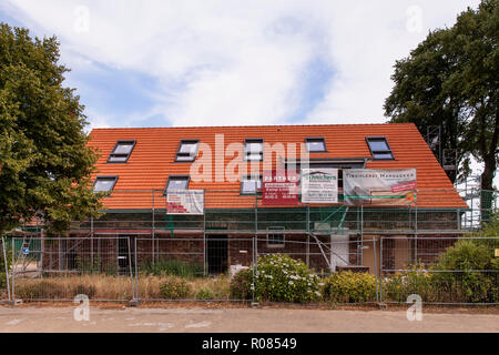 La reconstruction d'une ancienne ferme d'une maison d'habitation, Wesel, Allemagne. Umbau von alten Bauernhauses zu einem Wohnhaus, Wesel, Deutschland. Banque D'Images