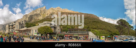 CAPE TOWN, AFRIQUE DU SUD, le 17 août 2018 : Panorama de la station de câble inférieur à la Table Mountain à Cape Town dans la province du Cap occidental. La partie supérieure de la c Banque D'Images