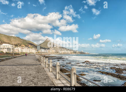 CAPE TOWN, AFRIQUE DU SUD, le 17 août 2018 : une passerelle à côté de la mer à Mouille Point à Cape Town dans la province du Cap occidental. Les immeubles à appartements, S Banque D'Images