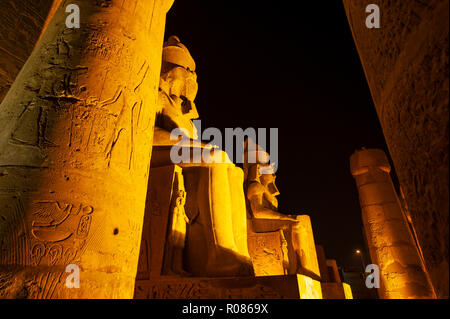 Des statues colossales de Ramsès II à l'entrée du temple de Louxor, Egypte Banque D'Images