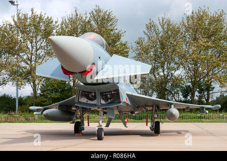 LEEUWARDEN, Pays-Bas - Septembre 17, 2011 : German Air Force Eurofighter EF-2000 Typhoon jet fighter avion sur le tarmac de la base aérienne de Leeuwarden. Banque D'Images