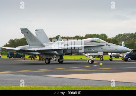 LEEUWARDEN, Pays-Bas - Septembre 17, 2011 : l'Armée de l'Air Finlandaise Boeing F-18 Hornet de jet taxiing à la piste de Leeuwarden air base. Banque D'Images