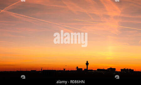 Vue panoramique de l'Aéroport International de Schiphol au coucher du soleil. Amsterdam, Pays-Bas Banque D'Images