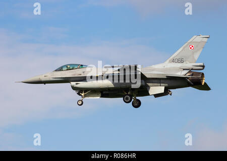 LEEUWARDEN, Pays-Bas - 20 avr 2012 : Polish Air Force F-16C fighter jets d'atterrissage sur la base aérienne de Leeuwarden. Banque D'Images