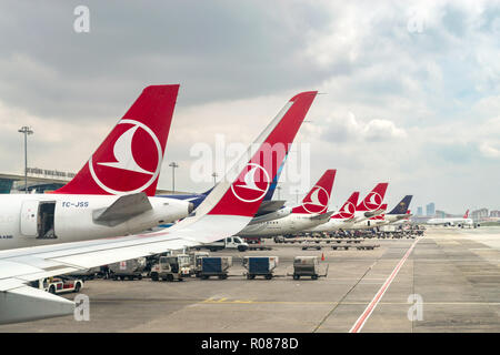 Vue sur une rangée de queue d'avion Turkish Airlines avec livery sur l'aire à l'entrée, l'aéroport Ataturk d'Istanbul, Turquie Banque D'Images