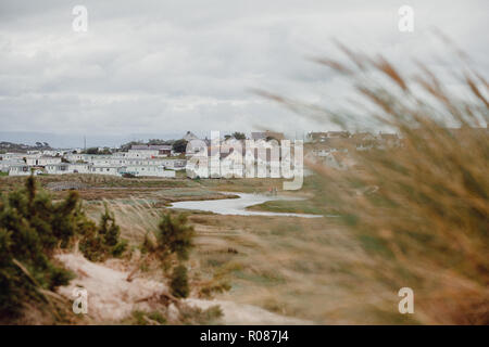 Vue sur les maisons en statique de Rhosneigr dans les dunes de sable sur la plage de Cymyran, Anglesey, au nord du Pays de Galles, Royaume-Uni Banque D'Images