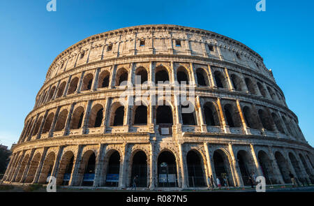 Tôt le matin, la lumière sur le Colisée, Rome, Italie. Banque D'Images