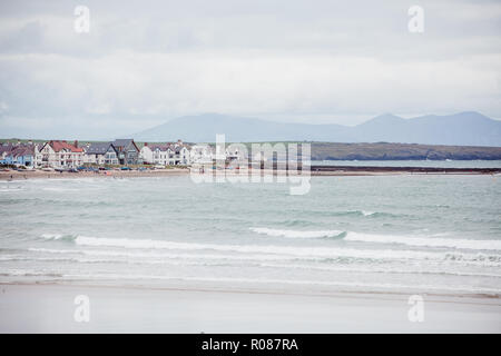 En regardant vers la plage de Cymyran ville Rhosneigr, Anglesey, au nord du Pays de Galles, Royaume-Uni Banque D'Images