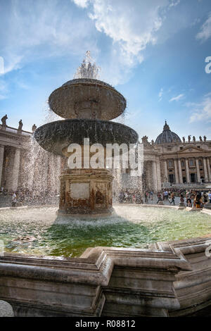 Une fontaine conçue au début du 17e cen. par Carlo Maderno, sur la Place Saint-Pierre, qui a été conçu par Gian Lorenzo Bernini, au coeur de la Cité du Vatican Banque D'Images