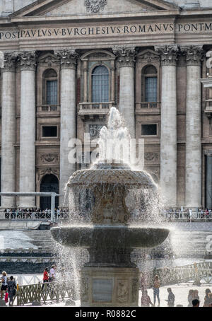 Une fontaine conçue au début du 17e cen. par Carlo Maderno, Place Saint-Pierre, avec la façade de la basilique St Pierre en arrière-plan, le Vatican Cit Banque D'Images