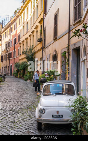 Vieille voiture Fiat 500 et coloré de vieilles maisons dans le quartier de Trastevere de Rome, Italie centrale. Banque D'Images