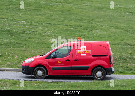 Postman driving red Peugeot Partner Royal Mail poster van le long de la route déserte en Shetland, Écosse, Royaume-Uni Banque D'Images